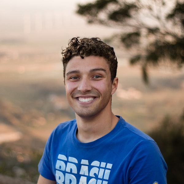 Otomobil ve showroom görseli