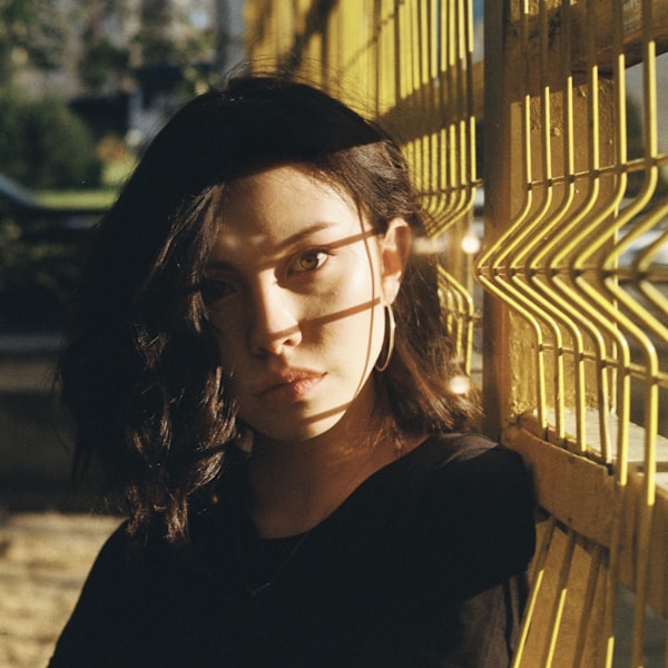 Otomobil ve showroom görseli