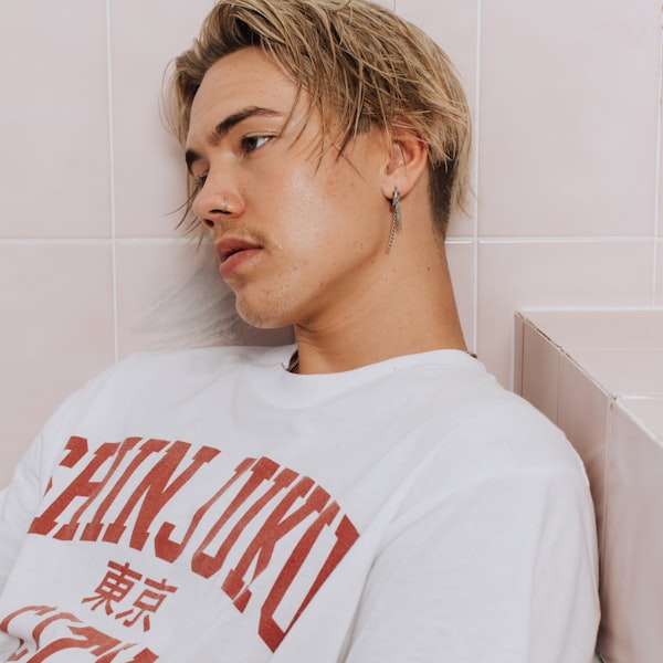 Otomobil ve showroom görseli