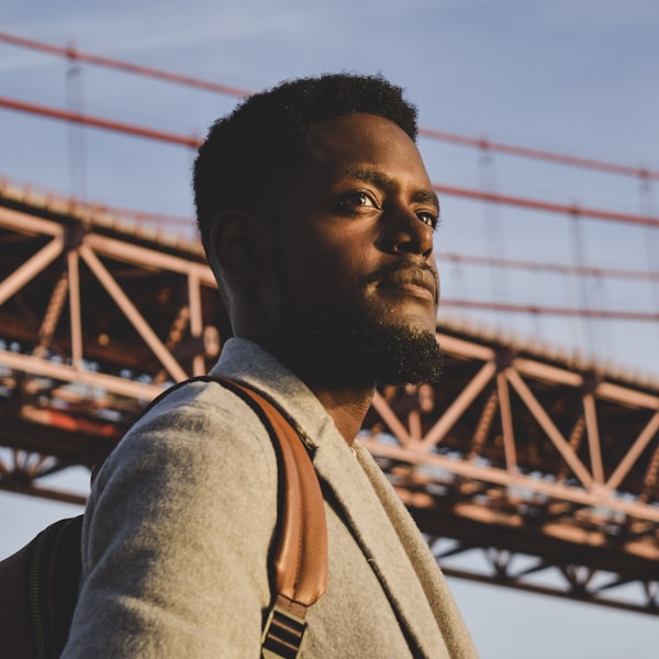 Otomobil ve showroom görseli