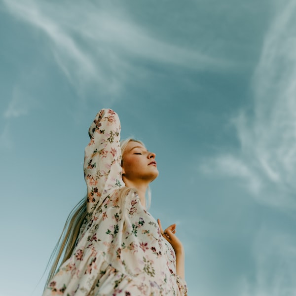 Otomobil ve showroom görseli